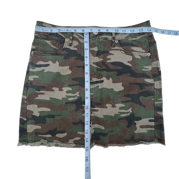 Forever 21 Green Brown Raw Hem Camouflage Mini Jean Skirt Size Medium Women’s - Picture 4 of 5